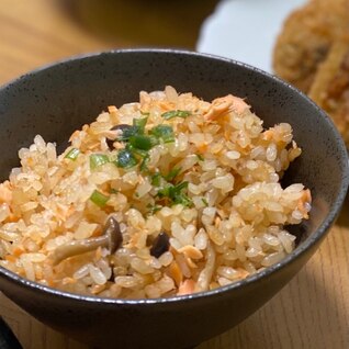 炊飯器で簡単◎鮭としめじの炊き込みご飯